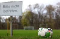 Die Luft ist raus. Fußballspielbetrieb in Sachsen muss unterbrochen werden.