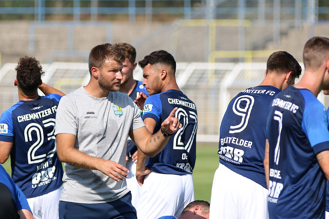 Gelungener Pflichtspielauftakt für CFC-Coach Daniel Berlinski. Mit 3:0 gewinnt der CFC das Spiel gegen Inter Leipzig ohne Schwierigkeiten. © Alexander Rabe