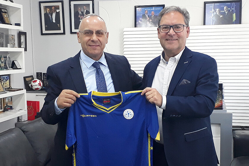 Mit einer Trikotübergabe besiegeln der Präsident des Kosovarischen Fußballverbandes Agim Ademi (links) und SFV-Präsident Hermann Winkler die Kooperationsvereinbarung. © André Näth