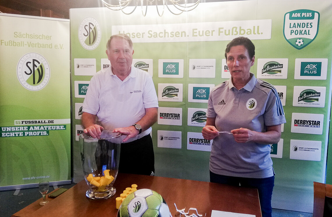 "Losfee" Eckard Stender und Nicole Gruber als Ausschussvorsitzende bei der Staffeltagung in der Bibliothek der Sportschule "Egidius Braun". © FMA