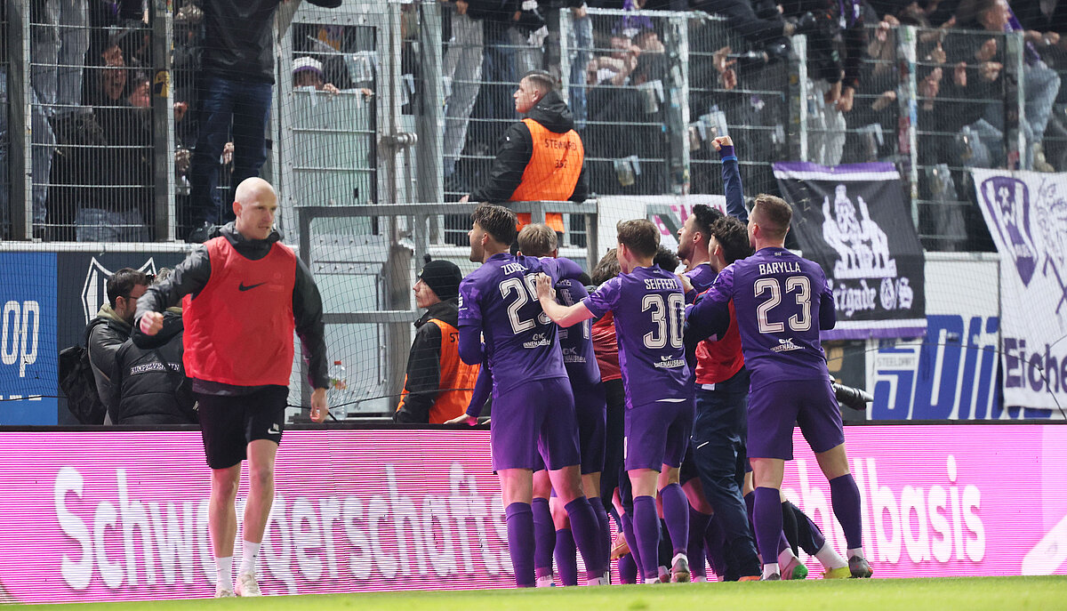 Aue bejubelt vorm Gästeblock das 2:0. © PICTURE POINT/Sven Sonntag