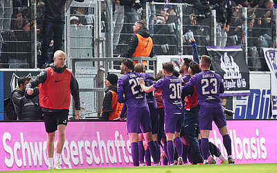 Aue bejubelt vorm Gästeblock das 2:0. © PICTURE POINT/Sven Sonntag