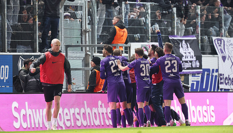 Aue bejubelt vorm Gästeblock das 2:0. © PICTURE POINT/Sven Sonntag