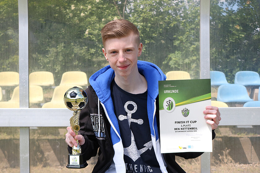 Der 16-jährige Ben Kettenbeil ist der erste eFootball-Champion des Sächsischen Fußball-Verbandes und hat am Freitag seinen Pokal in Leipzig in Empfang genommen. © Chris Rohde