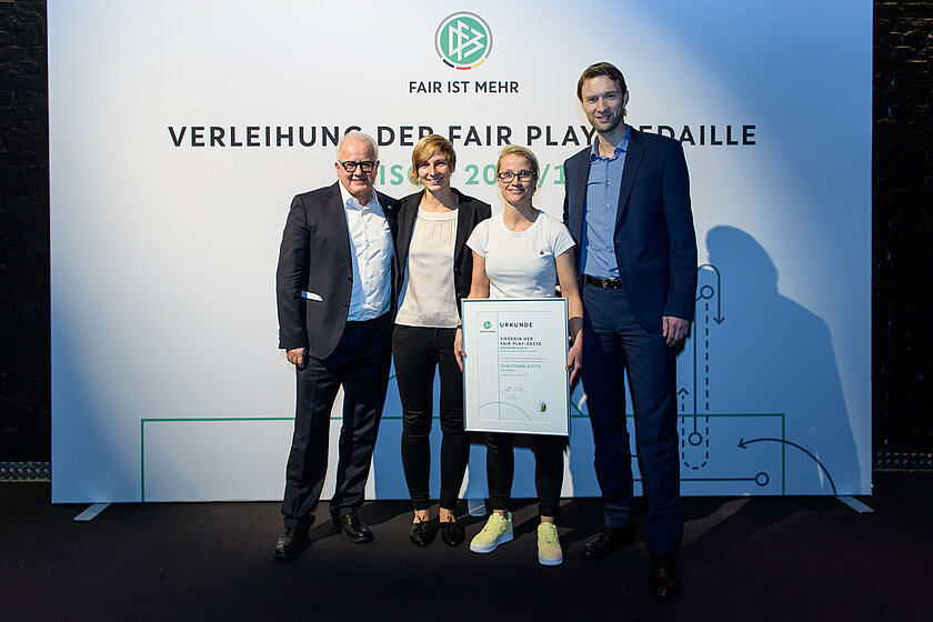 SFV-Fair Play-Siegerin des Jahres Christiane Gotte (2. v. r.) und Christine Weigelt (2. v. l.) bei der Verleihung der Fair Play-Medaillen in Düsseldorf mit Fritz Keller (links) und Simon Rolfes (rechts). © Getty Images