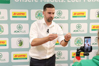 Tony Staigys von der AOK PLUS hat seine Aufgabe als Losfee mit Bravour gemeistert. © SFV