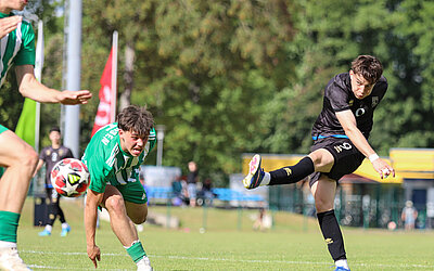 Nicht zu stoppen von der sächsischen Defensive: Kosovare Endi Krasniqi erzielt in dieser Situation die Führung für die Gäste. Der Stürmer von Hannover 96 schoss in Markranstädt mit vier Toren die U 18-Landesauswahl fast im Alleingang ab und war damit der Matchwinner für den Kosovo. © SFV 