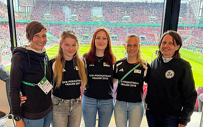 Nachwuchsschiedsrichterinnen beim DFB-Pokalfinale in Köln © SFV