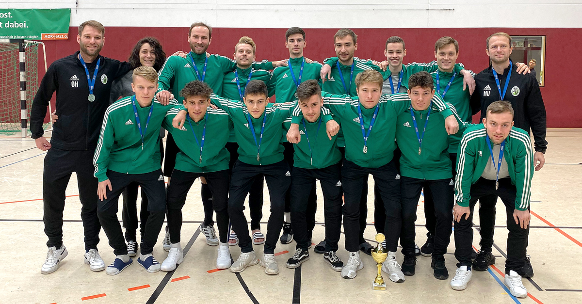 Die sächsische Futsal-Landesauswahl (2. Platz) beim 4. NOFV Futsal-Länderpokal 2019/2020.  vorne v.l.n.r.: Leon B. Hahn, Sarwar Osse, Tom Gründling, Robby Golzsch, Karl Männel, Yannic Voigt, Tom Grellmann hinten v.l.n.r.: Oliver Herzberg, Marleen Schmidt, Philip Heineccius, Norman Kloß, Moritz Seidel, Alexander Petzold, Jonas Mittag, Tom Beyer, Marcus Urban © Unknown iPhone