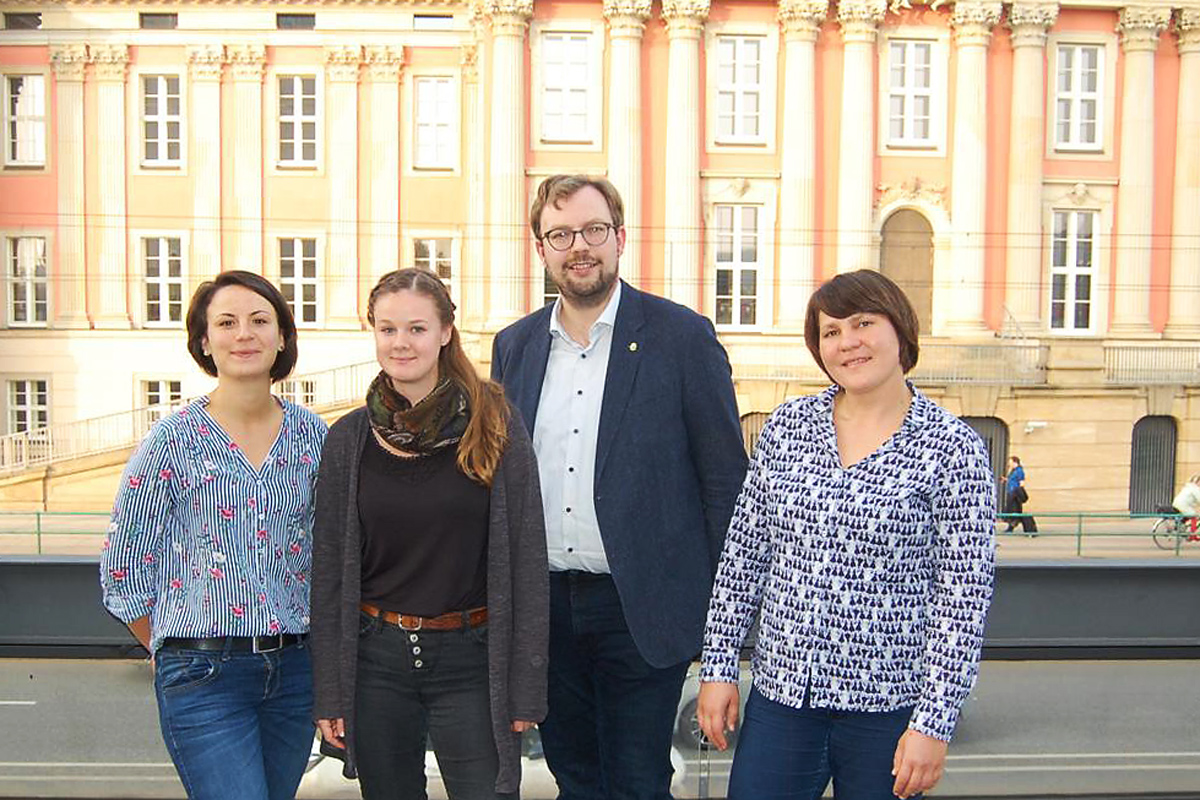 Die Sächsische Delegation beim Netzwerktreffen in Potsdam von links nach rechts: Melanie Wotsch (Mitglied AG Fair Play & Gewaltprävention), Maike Tödtloff (Mitglied AG Fair Play & Gewaltprävention, Projektleiterin LSB „Im Sport verein(t) für Demokratie“), Christoph Kutschker, Tine Bovermann (Mitarbeiterin LSB „Im Sport verein(t) für Demokratie“) © SFV