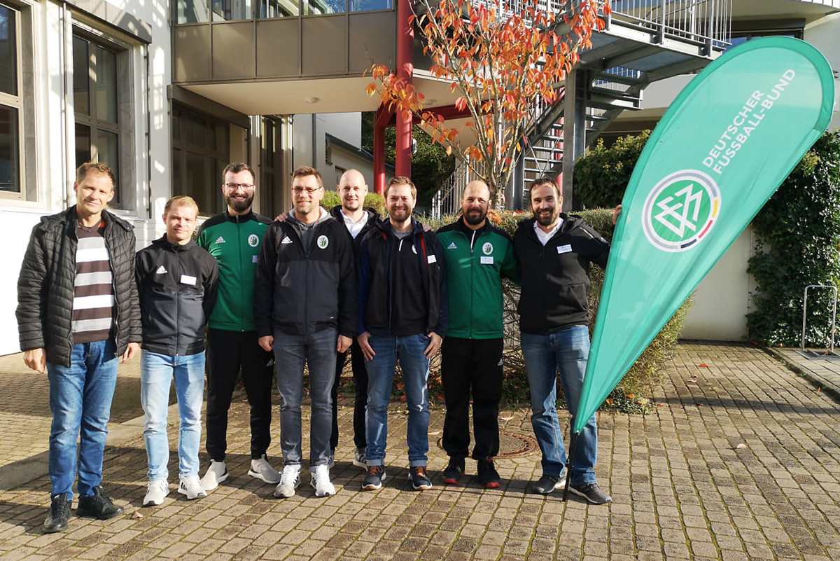 Jens Schaller, Marcus Fischer, Paul Frost, Fabian Grigat, Alexander Schunke, André Mai, Martin Hammel, Marcus Danz legten an der Sportschule Hennef das Ausbilderzertifikat "Sozialkompetenz" ab. © Marcus Fischer