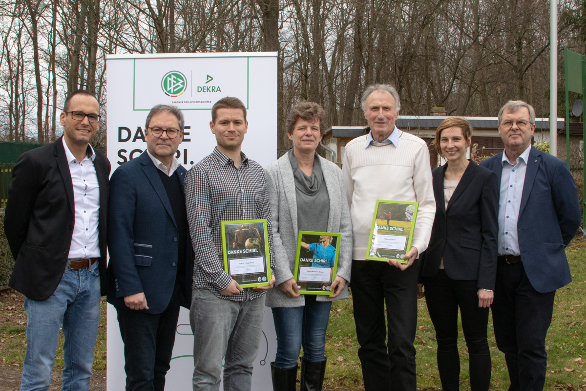 Die drei Landessieger (Mitte) der Aktion "Danke Schiri". Bild v.l.n.r. Lars Albert (SFV-Schiedsrichterausschuss), Hermann Winkler (SFV-Präsident), Lukas Taugerbeck (Sieger U 50), Manfred Gerber (Sieger Ü 50), Silvia Herrmann-Krause (Siegerin Weiblich), Christine Weigelt (SFV-Schiedsrichterin Frauen-Bundesliga), Harald Sather (Vorsitzender SFV-Schiedsrichterausschuss) © Alexander Rabe