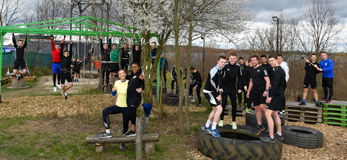 Zum Auftakt ging es für die Schiris gleich mal zum Fitness-/Konditionsparcours an der Schladitzer Bucht. © Jakob Reiche