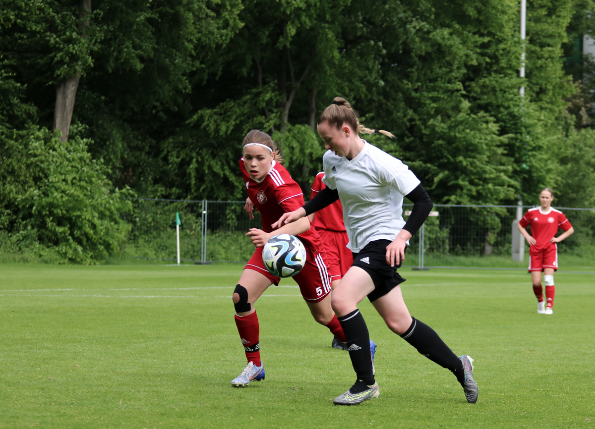 Mila Pohlenz (am Ball) konnte nach ihrem Kreuzbandriss wieder mitwirken und Akzente setzen. @ Conny Schwaß