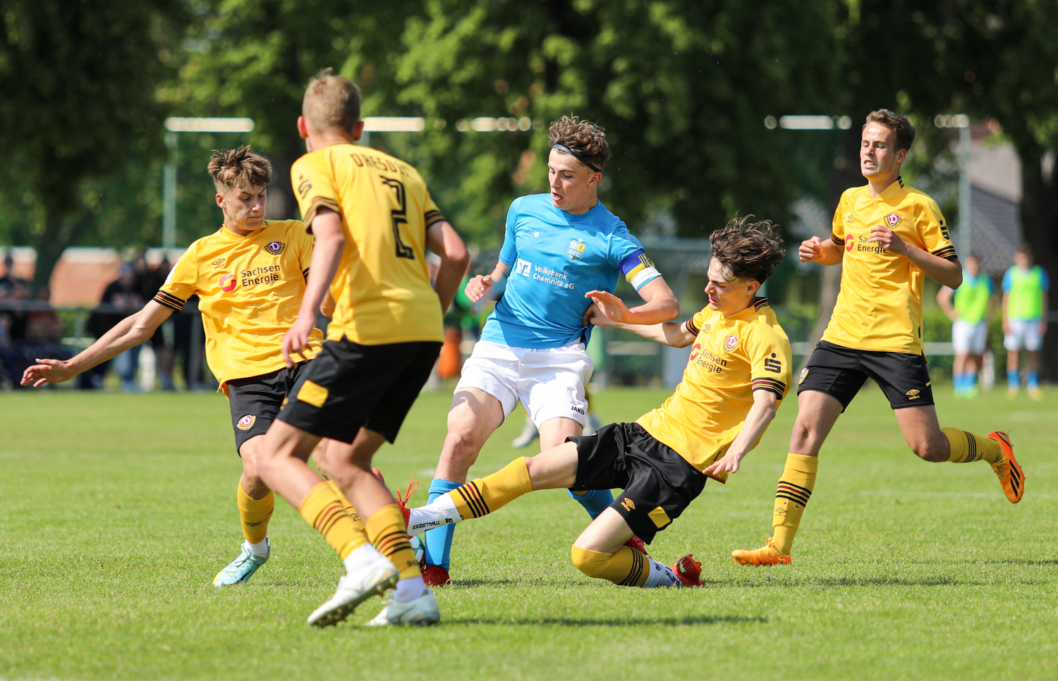 Nur mit vereinten Kräften konnten die U 16-Junioren der SG Dynamo Dresden dem Himmelblauen Bundesligisten das Leben schwer machen. © SFV/Alexander Rabe