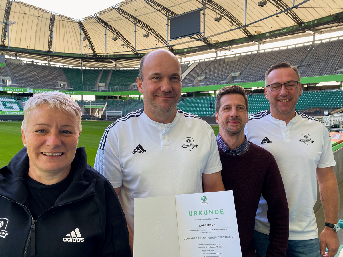 Heike Peschke (li.), André Mäbert, Tom Prager (Projektkoordinator) und Heiko März zum Gruppenbild in der Volkswagen-Arena in Wolfsburg.