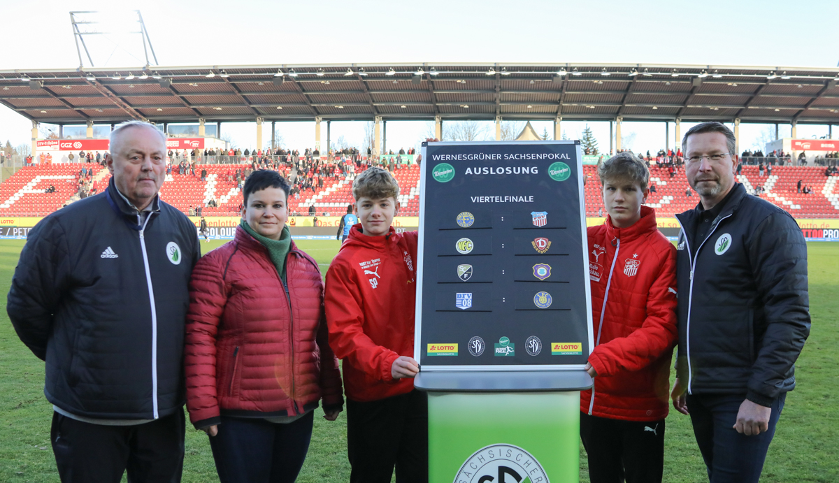 Ulrich Günther (Pokalleiter), Sandra Heinze und SFV-Vizepräsident Volkmar Beier wurden bei der Auslosung von zwei U 15-Spielern des FSV Zwickau unterstützt. © SFV