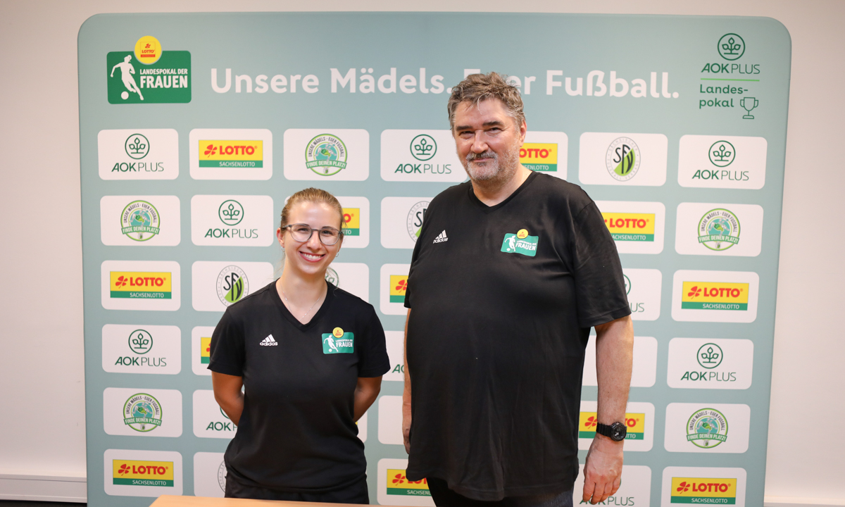 SFV-Praktikantin Verena Gladisch mit Jörg Beutel beim Auslosungsmarathon der ersten Runden im Landespokal der Frauen & Juniorinnen. © SFV