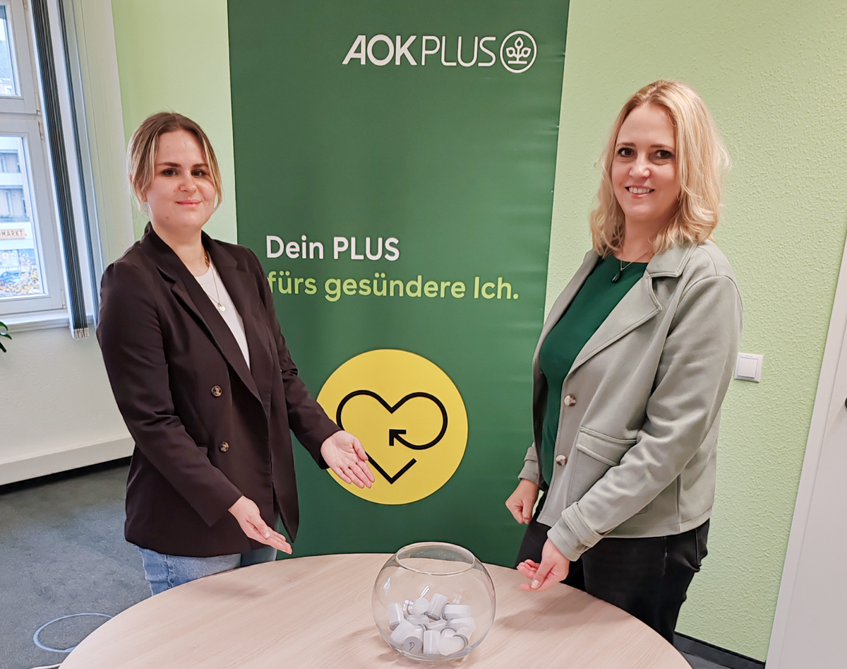 Mit Vanessa Hambsch und Lydia Herde von der AOK PLUS hatte Pokalleiter Heiko Melde gleich zwei Losfeen für die Auslosung in Pirna. © Heiko Melde 