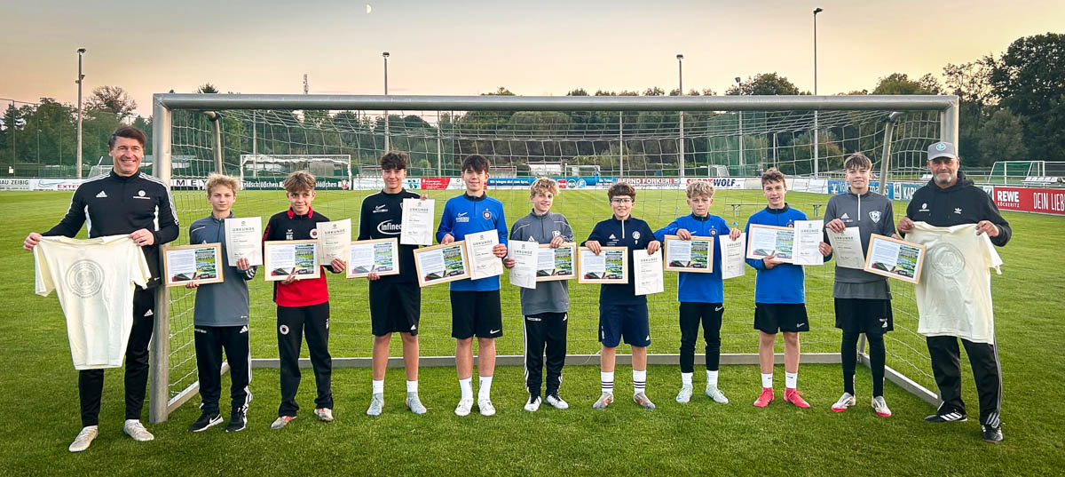 Die Stützpunkttrainer Enrico Mühle und Thomas Hesse verabschieden ihre U 14-Talente.