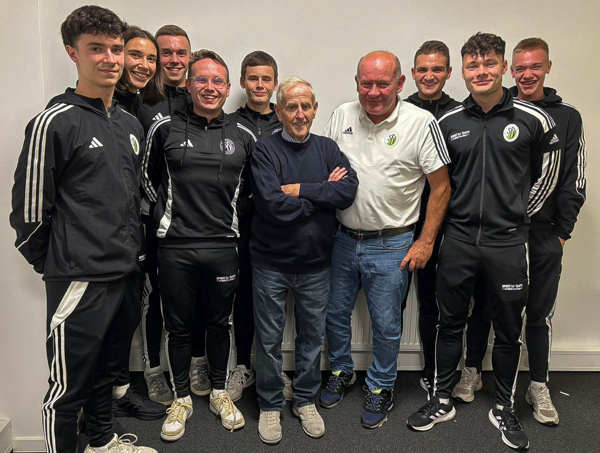 Schiri-Legende Adolf Prokop mit der nächsten Generation an Schiedsrichtern.