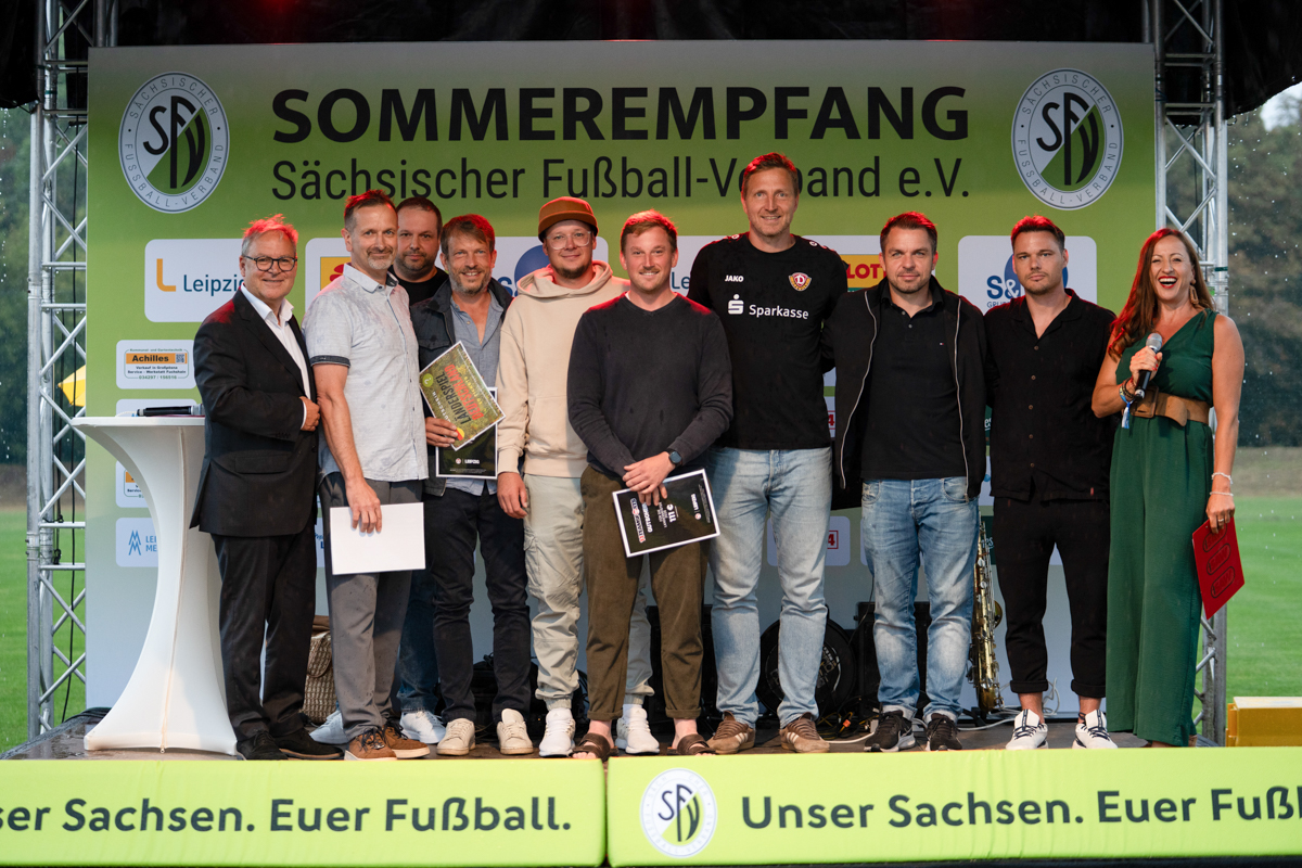 Die sächsischen Landesmeister 2025/2026 auf der Bühne des 9. Sommerempfangs zusammen mit Hermann Winkler und Freddy Holzapfel. © Tim Fischer