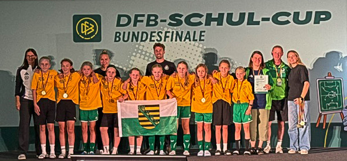 Die U 13-Fußballmädchen des Gymnasiums Bürgerwiese Dresden beim DFB-Schul-Cup in Frankfurt am Main. © Andreas Pach