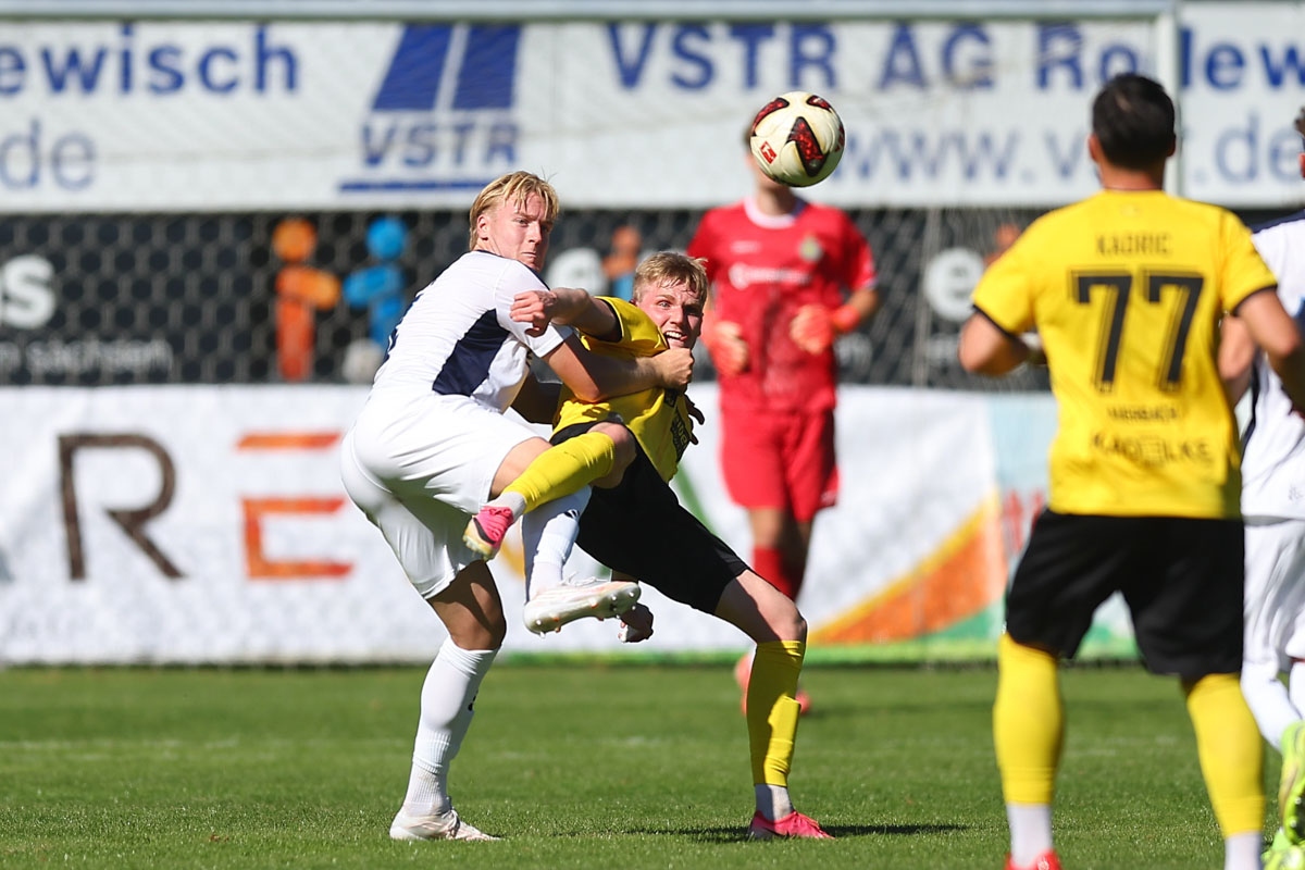 Einen richtigen Pokalfight lieferten sich der VfB Auerbach und der 1. FC Lokomotive Leipzig. Der Regionalligist setzte sich knapp mit 3:2 durch. ©PicturePoint/Gabor Krieg